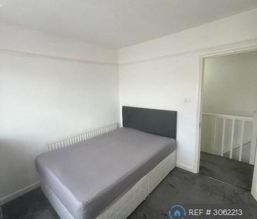 4 bedroom semi-detached house to rent - Photo 5