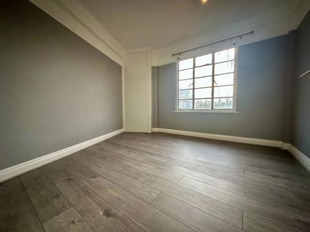 3 Bed Flat, Selwyn Court, SE3 - Photo 3