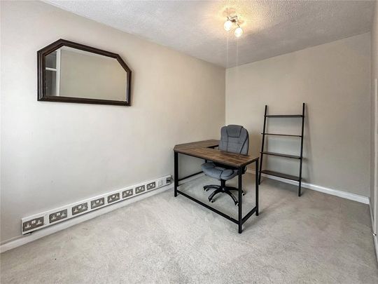 4 bedroom end of terrace house to rent - Photo 1