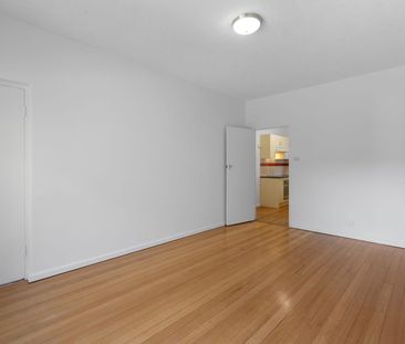 Updated ground floor unit in fabulous location! - Photo 1