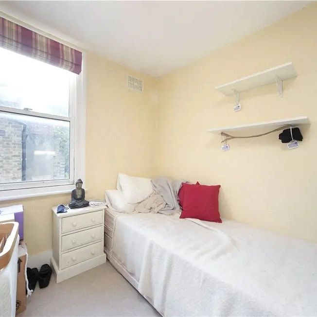 2 bedroom flat in London - Photo 1