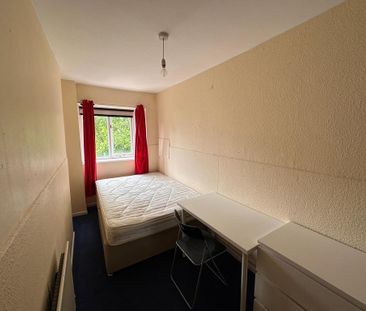 4 bedroom flat to rent - Photo 3