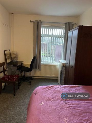 1 bedroom in a house share to rent - Photo 2