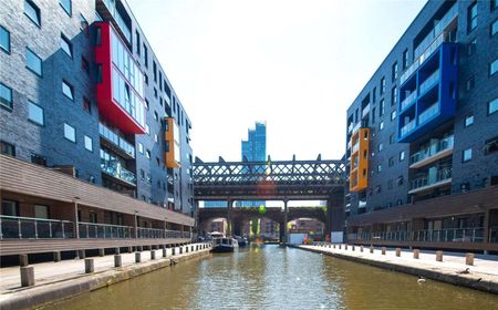 Fully Furnished One Double Bedroom Apartment with an ALLOCATED PARKING SPACE and a balcony at Potato Wharf located in the sought after neighbourhood of Castlefield. - Photo 5