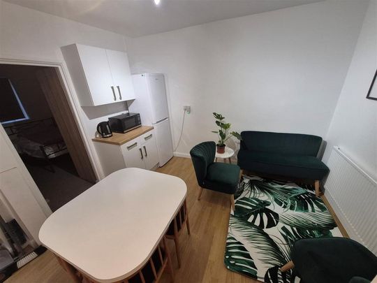 4 bedroom end of terrace house to rent - Photo 1