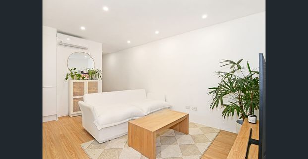 Renovated Beachside Apartment with Dual Balconies - Moments to Dee Why Beach - Photo 1