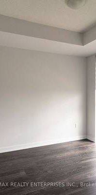 enBurnhamthorpe/Confederation Bright 1Bdrm +Den Open concept as 2 - Photo 1