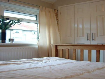 3 bedroom terraced house to rent - Photo 2