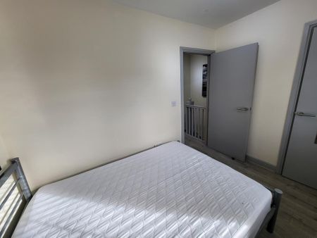 4 bedroom end of terrace house to rent - Photo 5