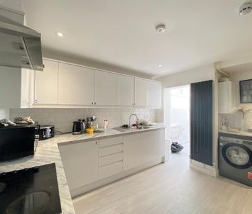 6 bedroom end of terrace house to rent - Photo 4