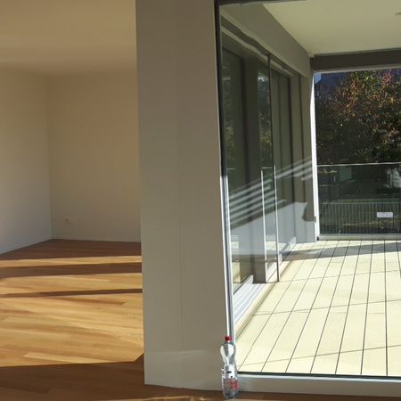 Moderne und helle 4.5-Zimmerwohnung an zentraler Lage - Photo 3