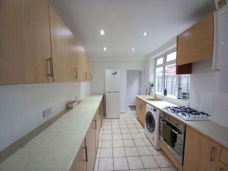 4 Bed 2 Bath Terraced Property in the Heart of Bearwood - Photo 3