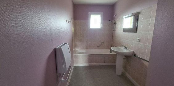 Au rez-de-chaussée d'un petit immeuble situé dans le bourg de SAINT-MARC-LE-BLANC, un apparteme... - Photo 3