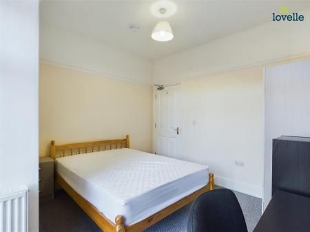 6 bedroom Town house To Let - Photo 5