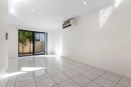 Modern Townhouse with Air Conditioning! - Photo 2