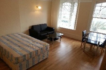 Studio Flat, Bedford Hill, SW12 - Photo 5