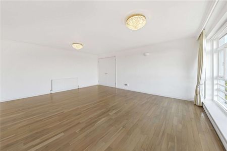 Lateral three bedroom apartment set within a prestigious block in St. John's Wood - Photo 2
