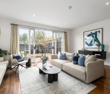 Heritage-laced entertainer relishing Bayside Bliss - Photo 1