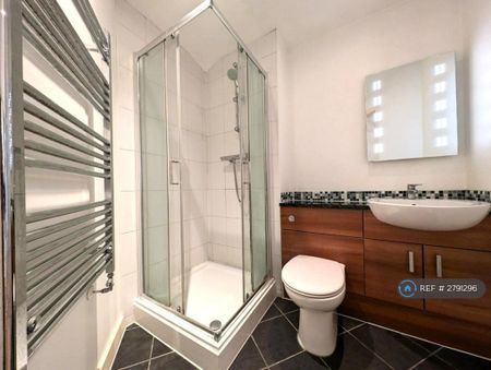 2 bedroom flat to rent - Photo 3