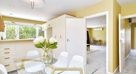 Spacious 6 Bed 3 Bath double garage house - Photo 4