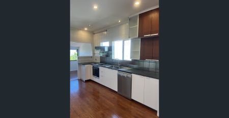 Gorgeous Family Home Perfectly Positioned in a Prime Location - Photo 5