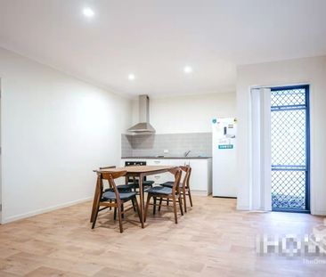 HUGE Modern Studio with Private Garage – Fully Furnished & Bills In... - Photo 6