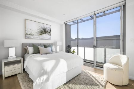 Sunlit Top-Floor Apartment with Coastal Views & City Convenience - Photo 2