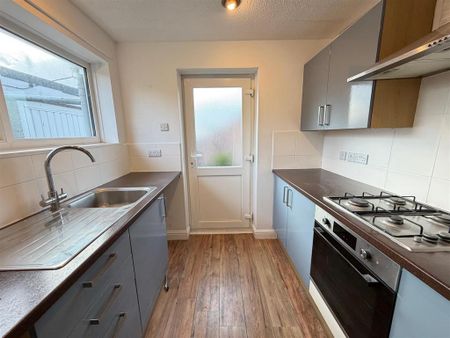 2 bedroom semi-detached bungalow to rent - Photo 3