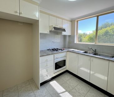 COMFORTABLE AND CONVENIENT LOCATED TOWNHOUSE - Photo 3