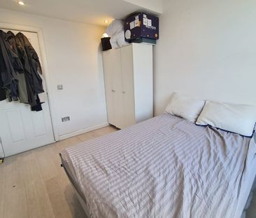 Room in a Shared Flat, Upper Richmond Road West, SW14 - Photo 3