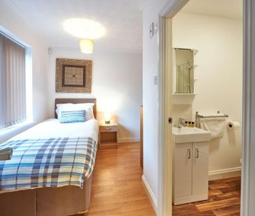 6 bedroom detached house to rent - Photo 3