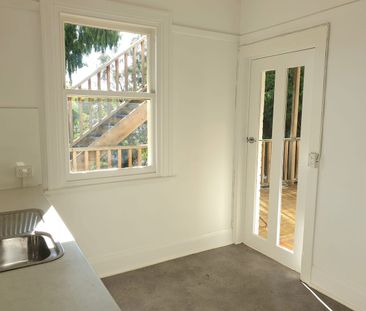 Sunny 2 Bedroom Flat with History and Character - Photo 5