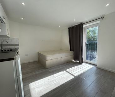 Studio Flat, Canute Road, SO14 - Photo 2
