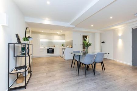 spacious 1 bedroom warehouse conversion with bi folding partition wall - Photo 4