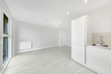 1 bedroom flat in 21 Perryfield Way - Photo 4