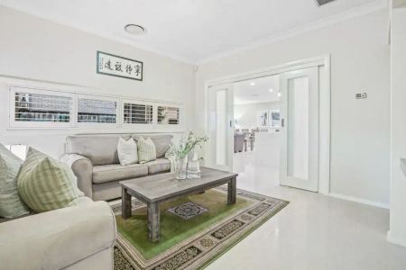 “Spacious Family Single Level” - Photo 3