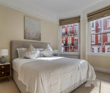 4 bed flat to rent in Kensington Court, London, W8 5 - Photo 2