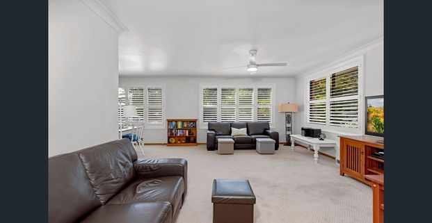 Light, bright and spacious family home. - Photo 1