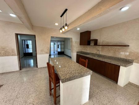 Casa remodelada, sin muebles, con piscina, cerca del Estadio Salvador Alvarado. - Photo 2