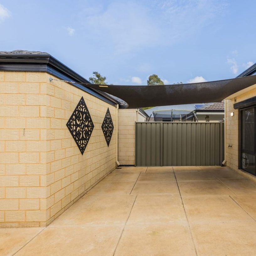Perfect Family House in Quiet Neighbourhood at the Heart of Kwinana! 15 Minutes Drive to Costco! - Photo 1