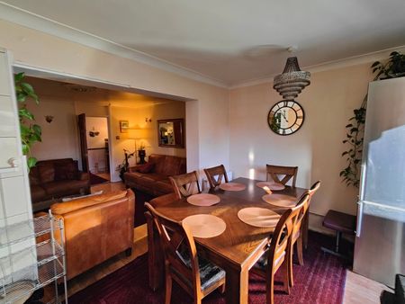 4 Bed Semi-Detached House, Harkett Close, HA3 - Photo 3