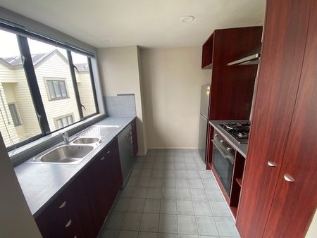 Spacious City fringe Living - Photo 5