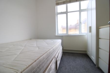 3 Bed Flat, Blakenham Road, SW17 - Photo 3