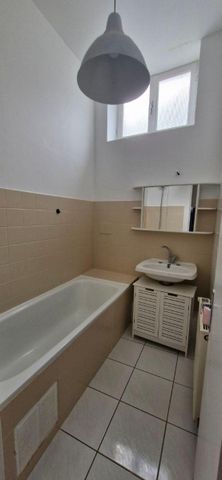 Location Appartement 3 pièces 76m² MONTROND LES BAINS 42210 - Photo 5