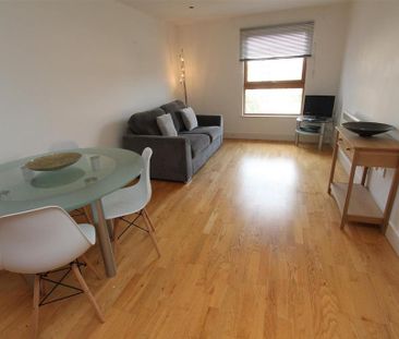 2 bedroom flat to rent - Photo 2