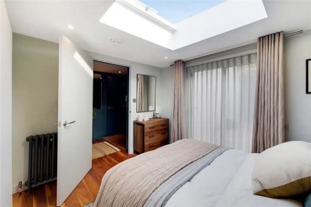 3 bedroom flat in London - Photo 3