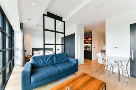 Spacious studio apartment in the exclusive London City Island development with river view. - Photo 3