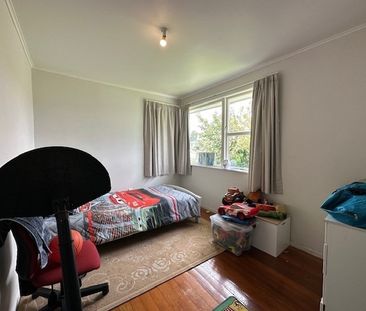 Spacious 3-Bedroom House with Expansive Backyard in Papakura - Photo 2