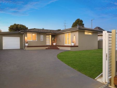 Stylish sunlit entertainer footsteps to the beach - Photo 2