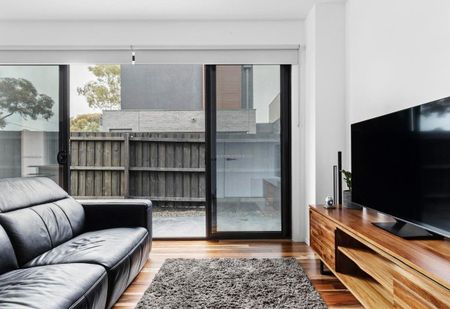 Elegant & Spacious Townhouse - Photo 2